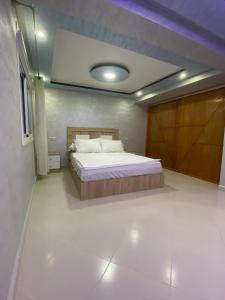 AzlaにあるRésidence Assalam - en bord de merの部屋にベッドがある寝室
