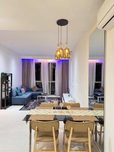 ein Esszimmer und ein Wohnzimmer mit Tisch und Stühlen in der Unterkunft KLCC Marc Residence by AZ Line in Kuala Lumpur