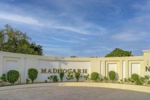 Un edificio con un cartel al costado. en Palette - Madhogarh, en Jaipur