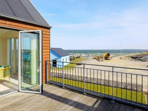 einen Balkon eines Hauses mit Blick auf den Strand in der Unterkunft 6 person holiday home in Thyholm-By Traum in Thyholm