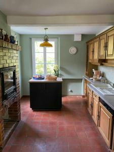 Dapur atau dapur kecil di Charming House By The Seine In Normandy +39 gambar