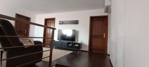 Μια τηλεόραση ή/και κέντρο ψυχαγωγίας στο Emi's House