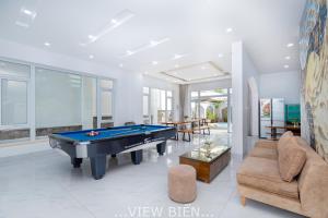 a living room with a pool table in it at Villages View Biển GREEN DAY 43 Trần Phú Thoáng Mát in Vung Tau