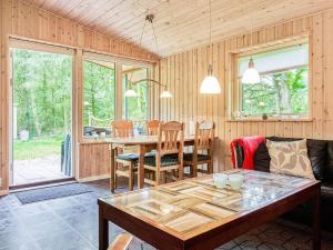 Una sala de estar con una mesa y un comedor. en 6 person holiday home in Thyholm, en Thyholm
