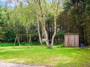 un columpio en un patio con un árbol en 6 person holiday home in Thyholm, en Thyholm