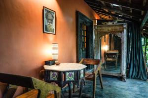 a dining room with a table and a mirror at Jardin d'Ulysse & Hard Rock in Morjim