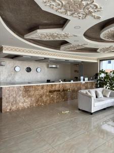 a living room with a couch and a ceiling at شقق أسس غين للشقق المخدومة in Yanbu