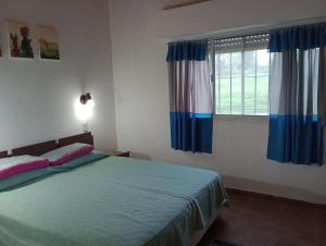 a bedroom with a bed and a window at Lo Pituco casa de campo in Federación