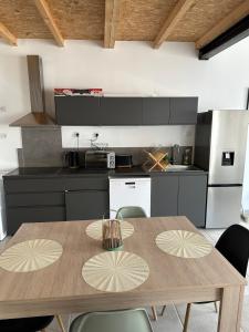 Η κουζίνα ή μικρή κουζίνα στο Le Riquet Duplex neuf climatisé au calme