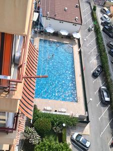Πισίνα στο ή κοντά στο Apartamento California en Benidorm, 1 min playa levante, Wi-Fi, AC y parking