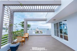 un balcon avec vue sur l'océan dans l'établissement Villages GREEN DAY 39 View Biển TRẦN PHÚ Vũng Tàu, à Vung Tau