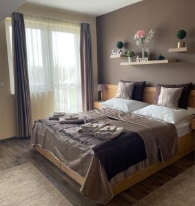 Cama o camas de una habitación en Fiore Wellness Apartman
