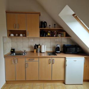 Una cocina o zona de cocina en Fiore Wellness Apartman