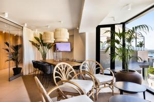 a dining room with a table and chairs at Hotel Aubamar Bali in Playa de Palma