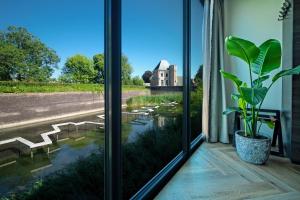 a window with a view of a pond outside at Boutique Hotel Karel de Stoute in Gorinchem