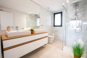 Koupelna v ubytování NEUE Ferienwohnung in Andalusien an der Costa del Sol - Boho Style - 40 qm Terrasse, 3-Bedroom, Pool, Gym, Work Lounge