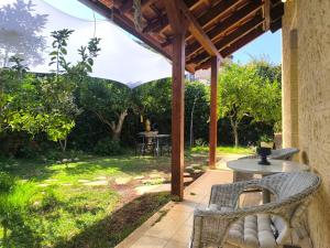 a patio with a table and chairs under a pergola at פינת נופש- סויטת הרימון עם בריכה פרטית - לזוגות בלבד in Rosh Pinna