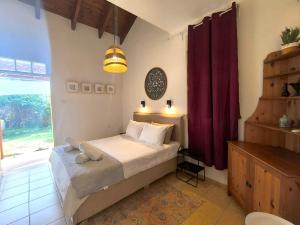 Φωτογραφία από το άλμπουμ του פינת נופש- סויטת הרימון עם בריכה משותפת σε Rosh Pinna +5 φωτογραφίες