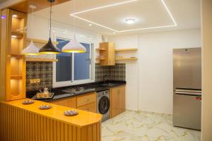 a kitchen with a counter top and a refrigerator at Casa almas in Chefchaouen
