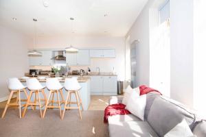 a living room with a couch and a kitchen at Boutique Central 2 bed In Harrogate - Sleeps 6 in Harrogate