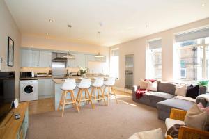 a living room with a couch and a kitchen at Boutique Central 2 bed In Harrogate - Sleeps 6 in Harrogate +37 photos