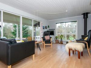 Posezení v ubytování 6 person holiday home in Knebel