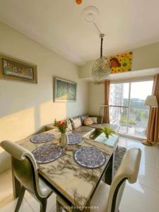 ein Esszimmer mit Tisch und Couch in der Unterkunft PRIME CITY LAND Residences Tagaytay in Iruhin