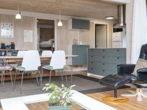 Una cocina o cocineta en 10 person holiday home in Glesborg-By Traum