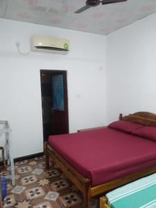 Cama en habitación con colchón morado en Day holiday villa, en Trincomalee