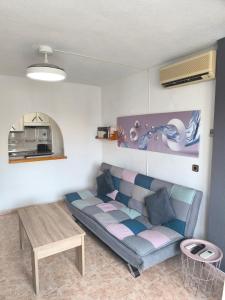 Χώρος καθιστικού στο Apartamento California en Benidorm, 1 min playa levante, Wi-Fi, AC y parking