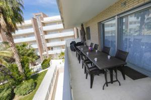 サロウにあるApartamento AQQUARIA 3の建物の上にテーブルと椅子が置かれたバルコニー