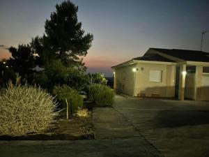 una casa con un vialetto con un albero e un edificio di Apartamentos Salma 20 a Toledo