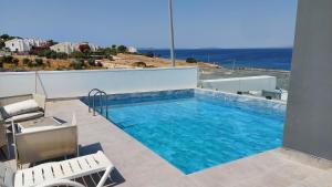 チェシメにあるLuxury Panoramic Sea View Penthouse with Private Poolの海が見えるプール +15枚の写真