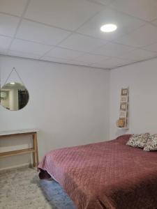 Cortez de PallasにあるRural studioのベッドルーム1室(ベッド1台、鏡付きテーブル付)