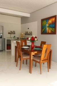 a kitchen and dining room with a table and chairs at Apartamento central Wiky House in Guaduas