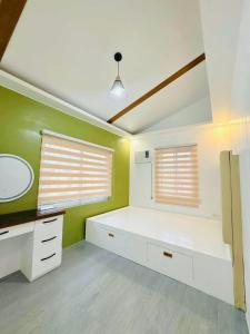 Schlafzimmer mit einem Bett und einem Spiegel in der Unterkunft Elegant 3 Bedroom House near Airport in Sampong + 45 Fotos