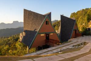 ein Haus mit zwei Dächern auf einem Hügel in der Unterkunft Chalé Boutique Spa- Sauna seca, Jacuzzi , Rede suspensa in Campos do Jordão