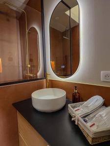 Un baño con un lavabo blanco y un espejo. en Charmant 2 pièces rénové avec vue mer, en Villefranche-sur-Mer 13 fotos más