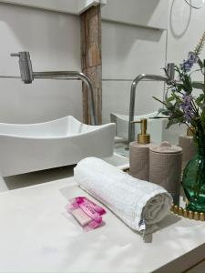 a bathroom with a sink and a towel on a counter at Casa aconchegante 2min do centro in Primavera do Leste +30 photos