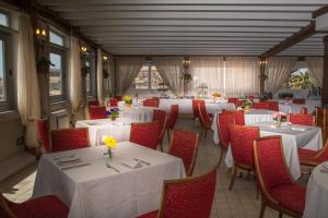 Reštaurácia alebo iné gastronomické zariadenie v ubytovaní Livingston Hotel