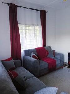 Ukunda AirportにあるDevkim staysのリビングルーム(ソファ、赤毛布付)