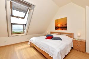 Postel nebo postele na pokoji v ubytování Ferienhaus Boddenzauber