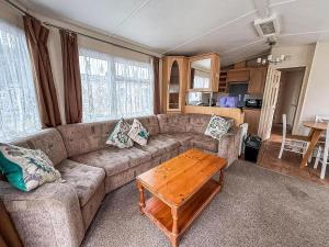 Η κουζίνα ή μικρή κουζίνα στο Lovely 8 Berth Caravan At Southview, Skegness, With Lake Views Ref 33066Cl
