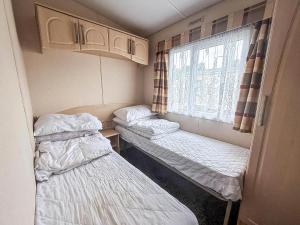 Ένα ή περισσότερα κρεβάτια σε δωμάτιο στο Lovely 8 Berth Caravan At Southview, Skegness, With Lake Views Ref 33066Cl +13 φωτογραφίες
