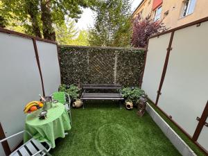 a small backyard with a table and a bench at Caro’s Gartenwohnung in Vienna