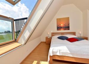 Postel nebo postele na pokoji v ubytování Ferienhaus Boddenzauber
