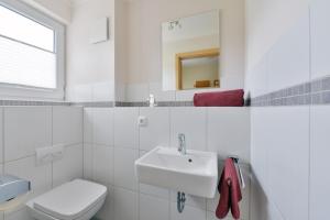 Koupelna v ubytování Ferienhaus Boddenzauber + 24 fotografií