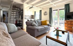 ein Wohnzimmer mit Sofa und Tisch in der Unterkunft 3 Bedroom Beautiful Home In Bredene in Bredene