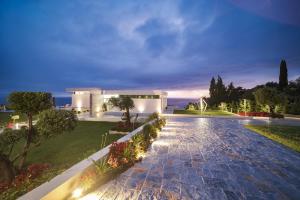 สระว่ายน้ำที่อยู่ใกล้ ๆ หรือใน Villa Finya Meerblick Luxury Villa 420 sqm +20 ภาพ