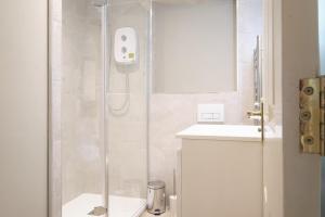 ein Badezimmer mit Dusche, Toilette und Waschbecken in der Unterkunft 1 Manor Cottage, Ainderby Steeple, DL7 9PX in Northallerton